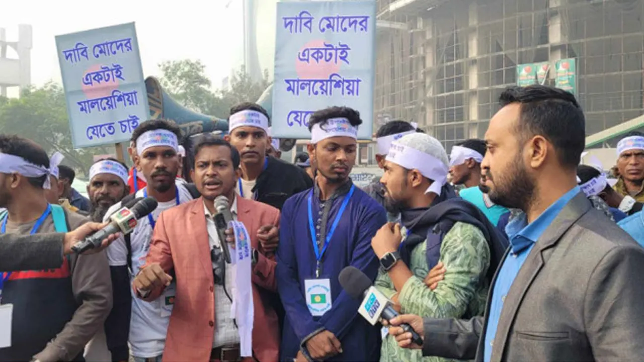 যে আশ্বাসে বাড়ি ফিরছেন মালয়েশিয়া যেতে না পারা আন্দোলনকারীরা