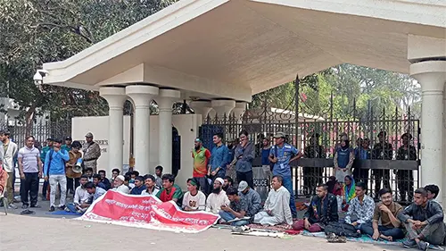 দ্বিতীয় দিনের মতো প্রধান উপদেষ্টার কার্যালয় গেটে অভ্যুত্থানে আহতরা