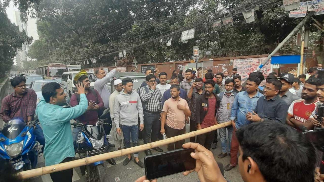 বাঁশ দিয়ে তিতুমীরের সামনের রাস্তা আটকে দিলেন শিক্ষার্থীরা