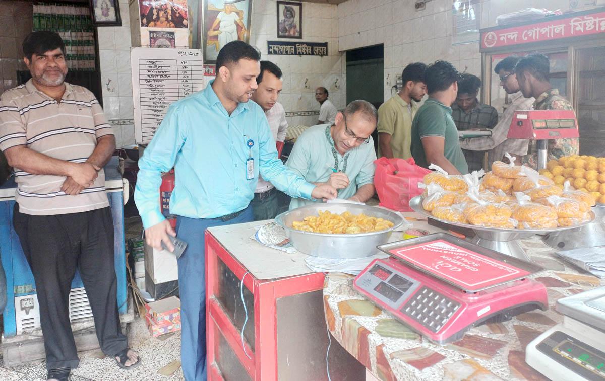 শেরপুরে বাজার মনিটরিংকালে মিষ্টির দোকানে জরিমানা