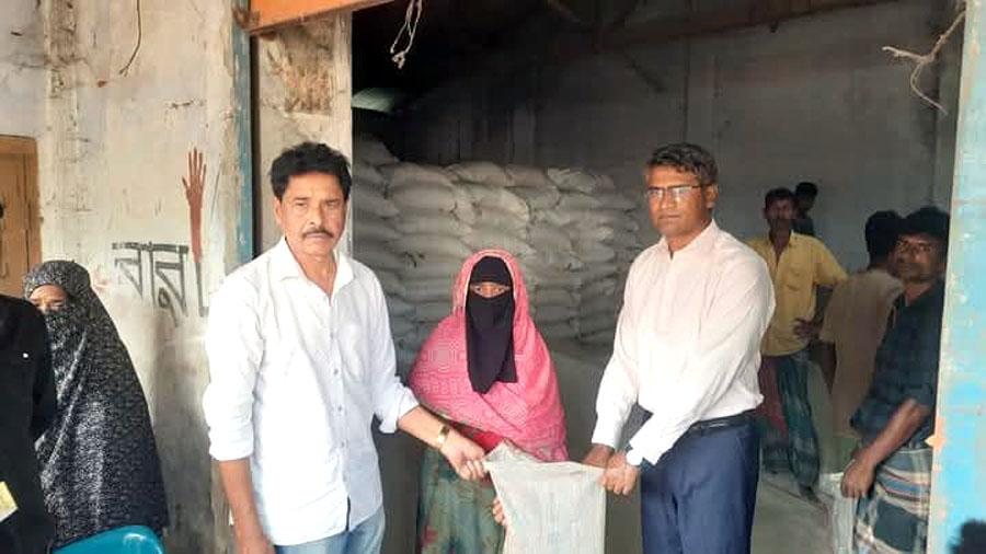 শেরপুরে পৌর এলাকায় ভিজিএফের চাল বিতরণ শুরু