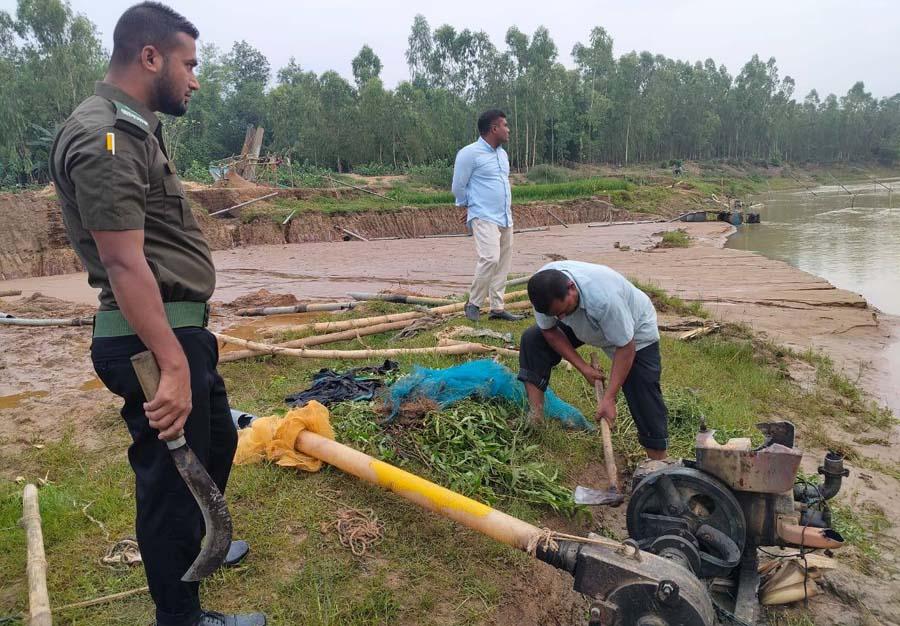 ঝিনাইগাতীতে অবৈধভাবে বালু উত্তোলন বন্ধে অভিযান, ৯ ড্রেজার ও ৩টি মাচা ধ্বংস