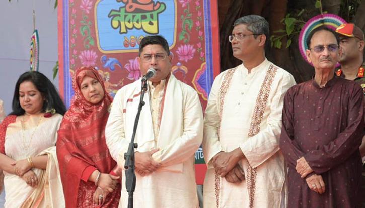ঢাকেশ্বরী মন্দির পরিদর্শন করলেন সেনাবাহিনী প্রধান