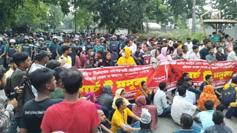 বেতন ও বোনাসের দাবিতে যমুনা অভিমুখে পোশাকশ্রমিকদের মিছিল, পুলিশি বাধায় কাকরাইলে অবস্থান