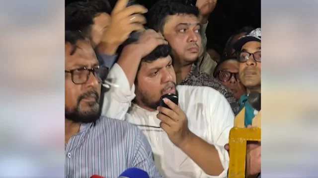 উপদেষ্টা মাহফুজের মাথায় বোতল নিক্ষেপ