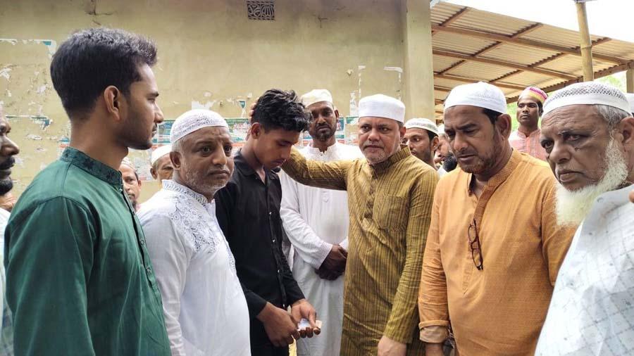 বন্য হাতির আক্রমণে নিহত ‌দুই পরিবারকে আর্থিক সহায়তা দিলেন সাবেক এমপি রুবেল