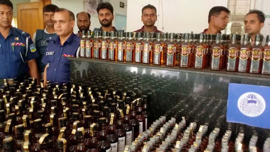 ঝিনাইগাতীতে পুলিশের অভিযানে ১৩৮৬ বোতল ভারতীয় মদ উদ্ধার