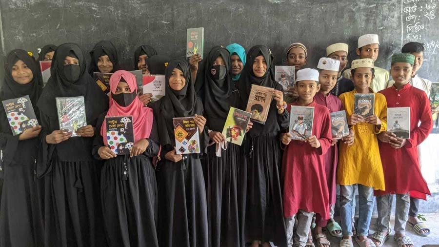 নকলায় সেরা শিক্ষার্থীদের মাঝে উদ্দীপণা পুরষ্কার প্রদান