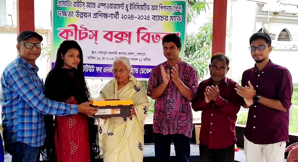 শেরপুরে দক্ষতা উন্নয়ন প্রশিক্ষণার্থীদের মাঝে কীটস বক্স বিতরণ