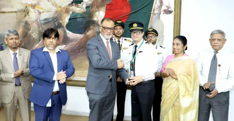 সেই ফ্লাইটটির ক্যাপ্টেন, ফার্স্ট অফিসার ও কেবিন ক্রুকে সম্মাননা