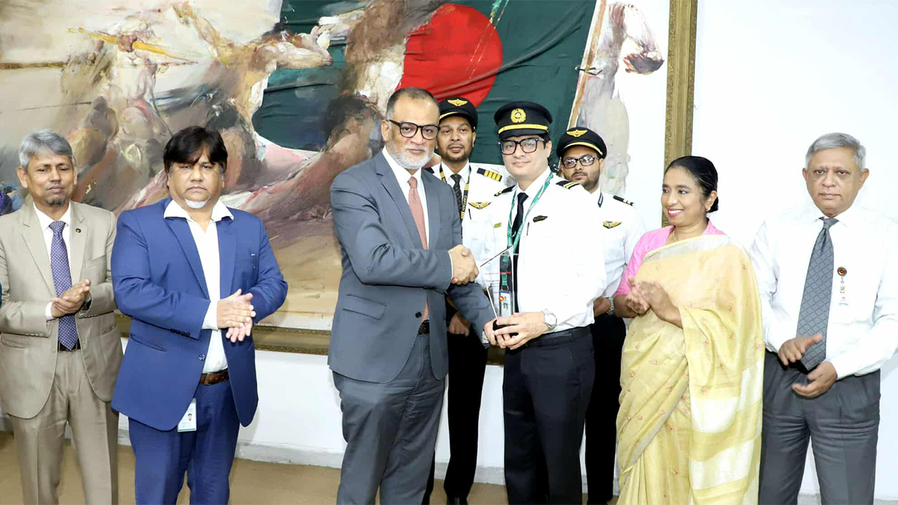 সেই ফ্লাইটটির ক্যাপ্টেন, ফার্স্ট অফিসার ও কেবিন ক্রুকে সম্মাননা