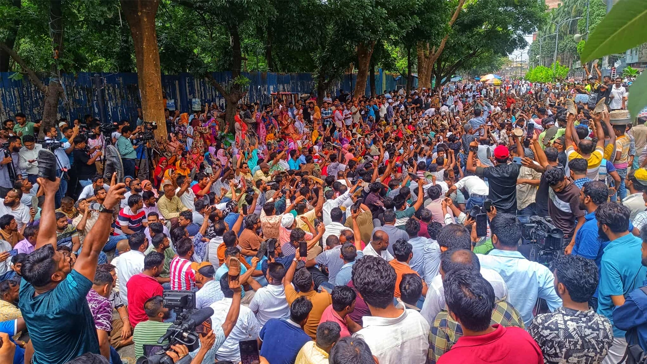 এবার ঢাকা অচলের হুঁশিয়ারি ইশরাকের সমর্থকদের