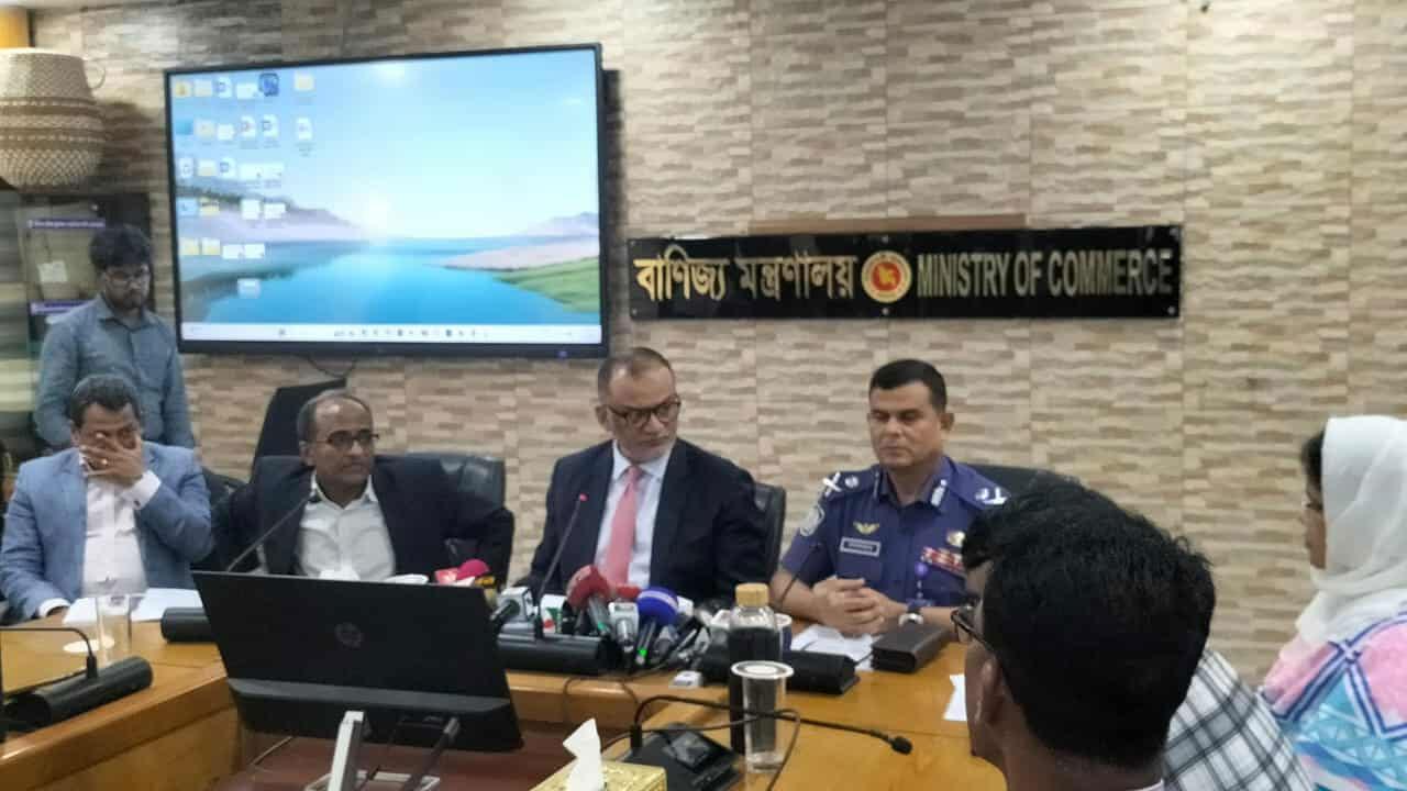 গরুর চামড়ায় ৫ ও খাসি-বকরির ২ টাকা বাড়িয়ে দাম নির্ধারণ: বাণিজ্য উপদেষ্টা