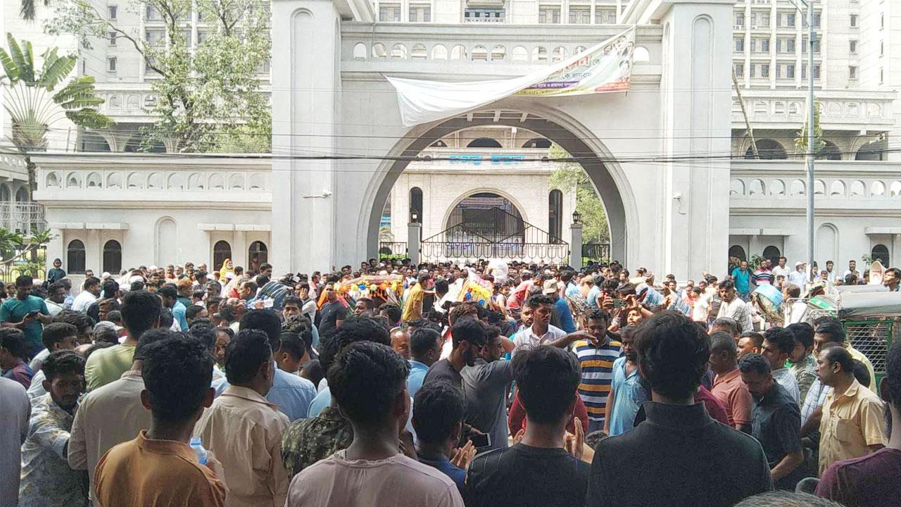 মিছিল নিয়ে নগর ভবনের সামনে জড়ো হচ্ছেন ইশরাকপন্থীরা
