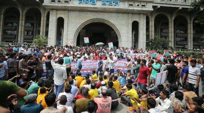 ইশরাককে মেয়র ঘোষণার দাবিতে নগরভবনের সব গেইটে তালা