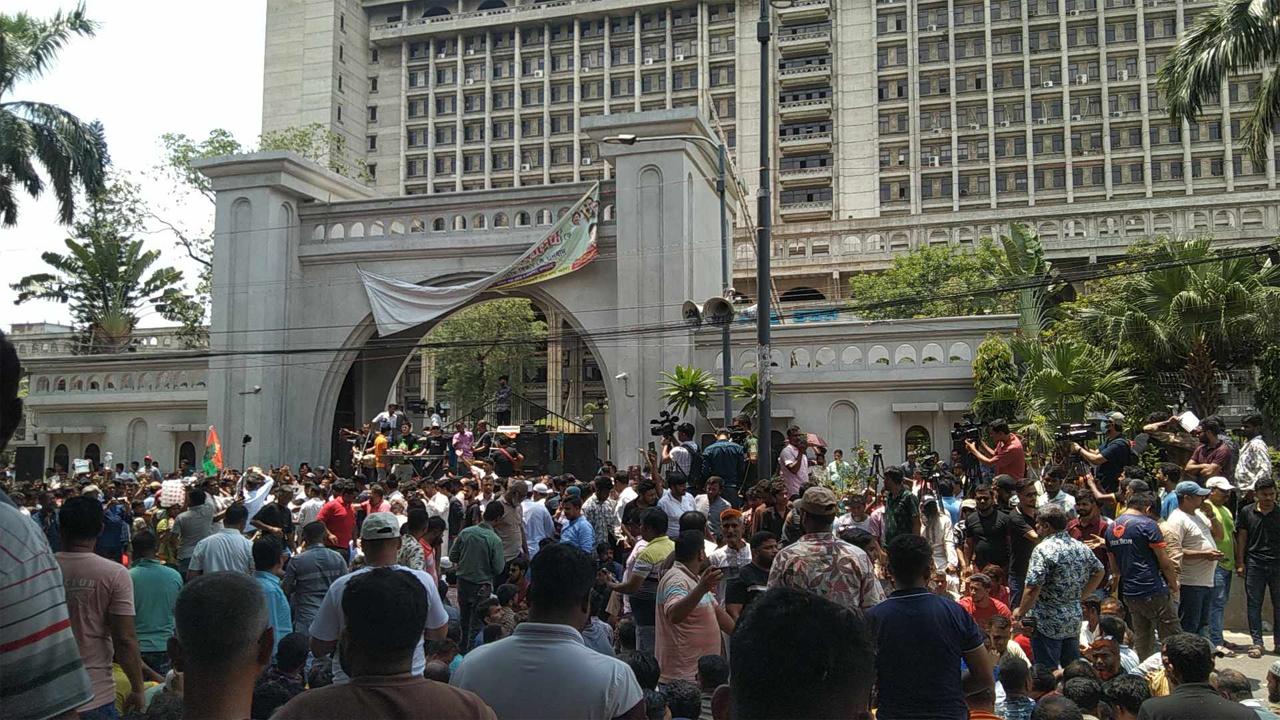 ব্লকেডে আটকা নগরভবন, বন্ধ সেবা কার্যক্রম