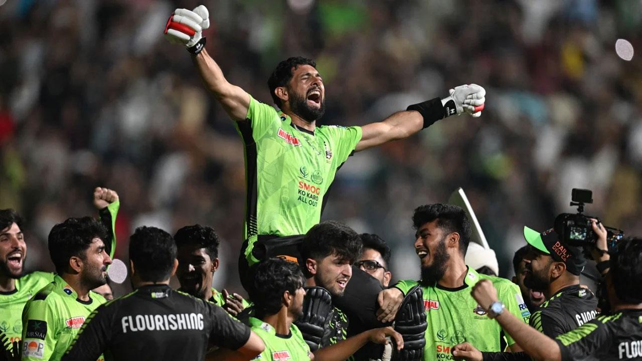 লাহোরকে পিএসএলের রাজত্ব ফিরিয়ে দিলেন সিকান্দার রাজা