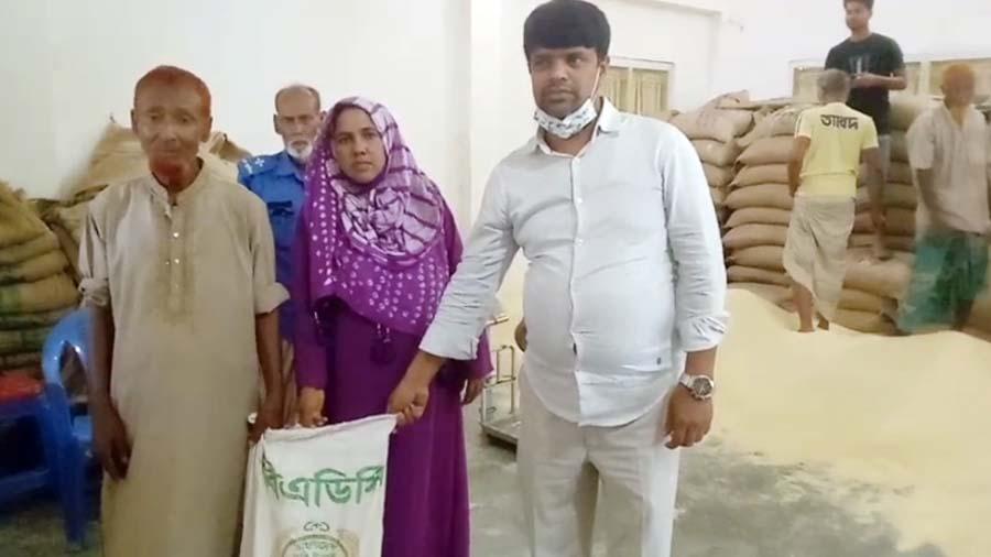 ঈদুল আযহা উপলক্ষে ঝিনাইগাতীতে ভিজিএফ’র চাল বিতরণ