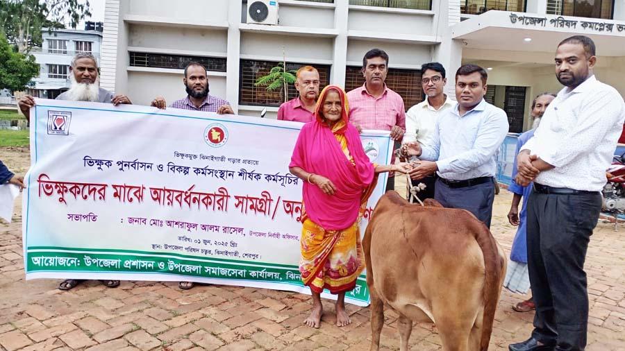 ঝিনাইগাতীতে ভিক্ষুক পুনর্বাসন কর্মসূচির আওতায় দুই ভিক্ষুককে বকনা গরু প্রদান