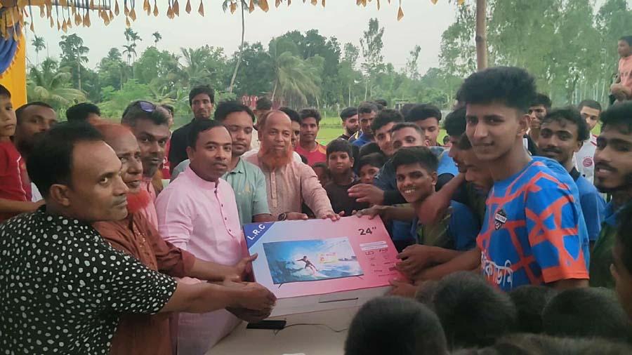নকলায় বিবাহিত-অবিবাহিত প্রীতি ফুটবল ম্যাচে চ্যাম্পিয়ন অবিবাহিত দল