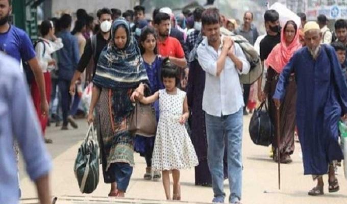 ১০ দিনের দীর্ঘ ছুটি কাটিয়ে ঢাকা ফিরছে মানুষ