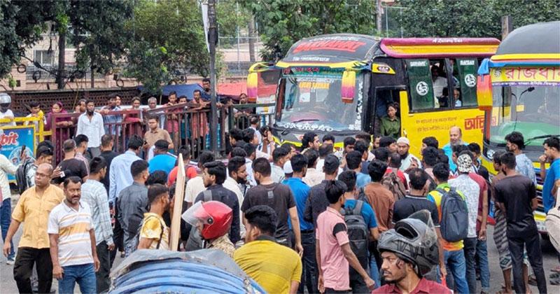 নতুনবাজার অবরোধ করলেন ইউআইইউর শিক্ষার্থীরা