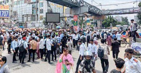 আইডিয়াল কলেজ শিক্ষার্থীদের সায়েন্সল্যাব মোড় অবরোধ