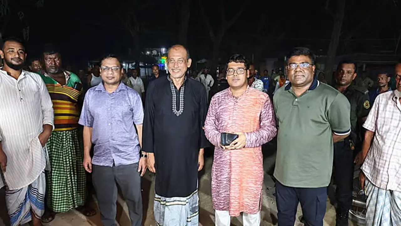 মাজার ছেড়ে পরিবারের কাছে সমু চৌধুরীকে হস্তান্তর