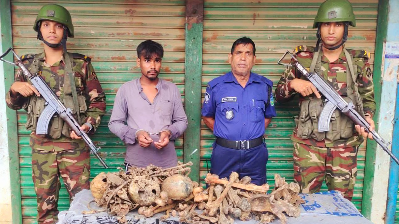 ভালুকায় যৌথবাহিনীর অভিযানে মানব কঙ্কালসহ যুবক আটক