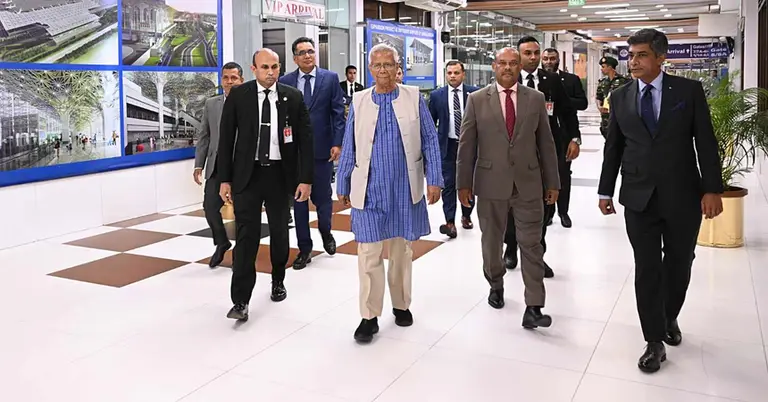 চার দিনের সফরে লন্ডনের উদ্দেশে ঢাকা ছাড়লেন প্রধান উপদেষ্টা