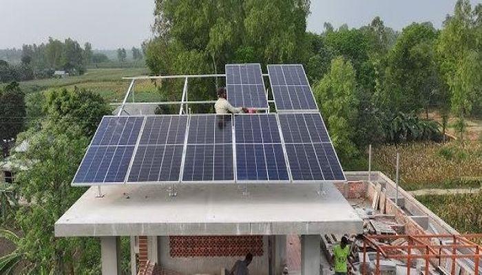 সরকারি সব ভবনে সোলার প্যানেল স্থাপনের নির্দেশ প্রধান উপদেষ্টার