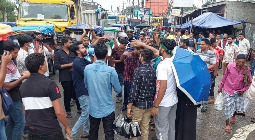 এনসিপি’র গাড়িবহরে হামলার প্রতিবাদে জামালপুরে সড়ক অবরোধ করে ব্লকেড কর্মসূচি পালন