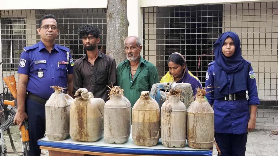 জামালপুরে ৮০ লিটার চুলাই মদসহ ৩ জন আটক