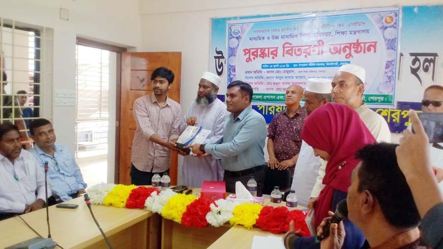 ঝিনাইগাতীতে পারফরমেন্স বেজড গ্র্যান্টস স্কিমের আওতায় পুরস্কার বিতরণ