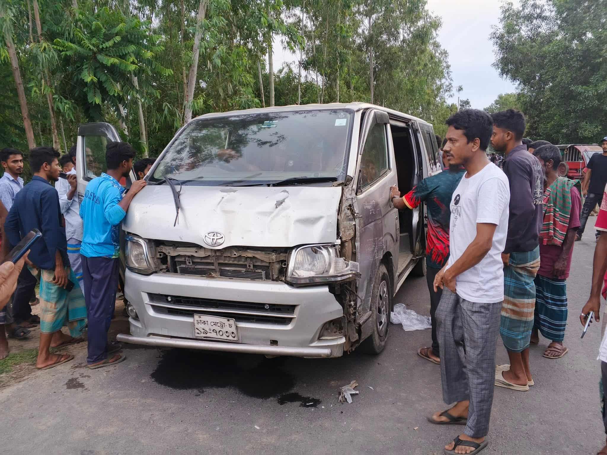 ঝিনাইগাতীতে মাইক্রোবাসচাপায় প্রাণ গেল দুই ছাত্রের