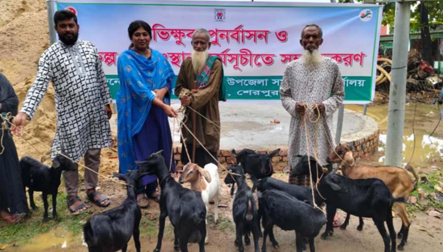 নালিতাবাড়ীতে ভিক্ষুক পুনর্বাসনে ছাগল বিতরণ