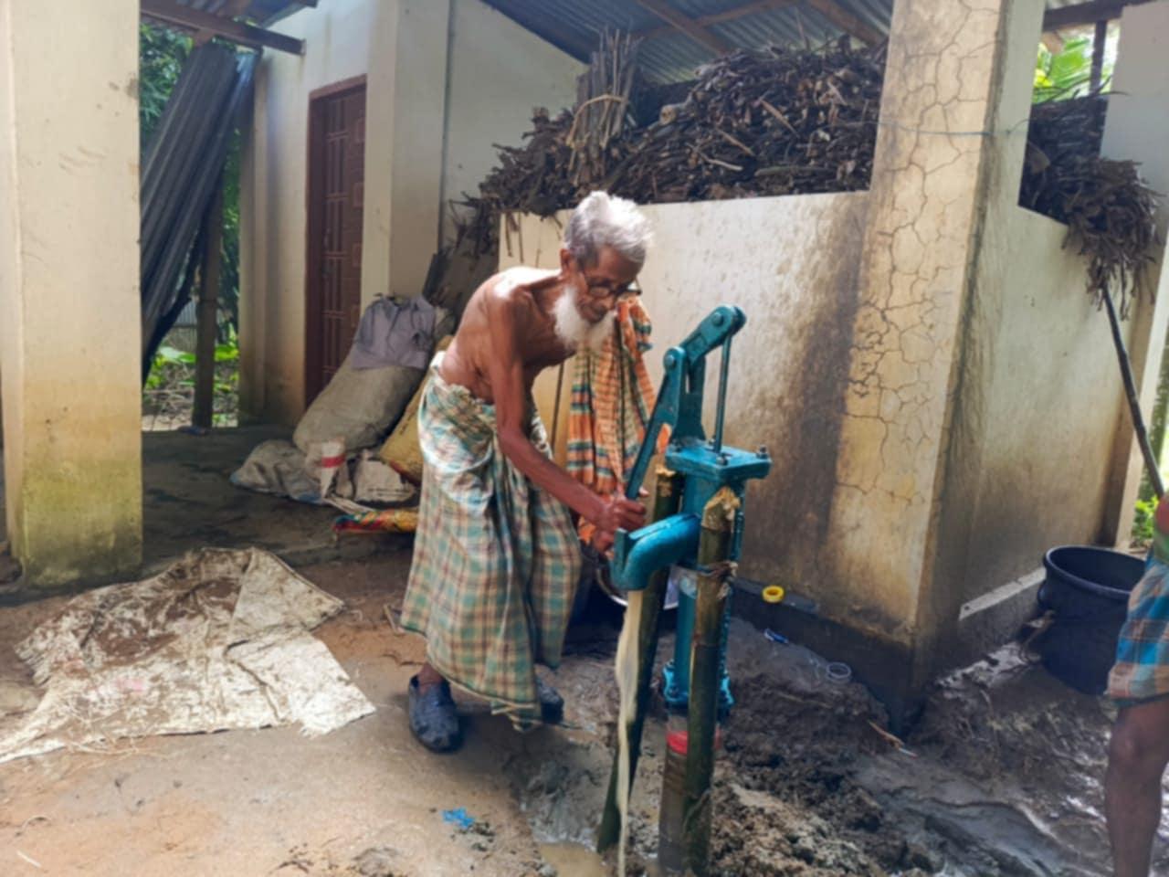 নালিতাবাড়ীতে অসহায় লেবু বিক্রেতাকে টিউবওয়েল স্থাপন করে দিলেন ইউএনও