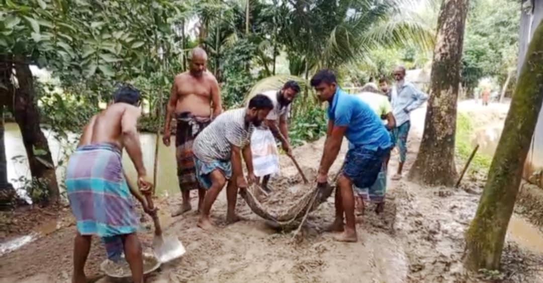 কাদাযুক্ত রাস্তায় বালু ফেলে চলাচল উপযোগী করলেন চেয়ারম্যান প্রার্থী হাজী ফরহাদ