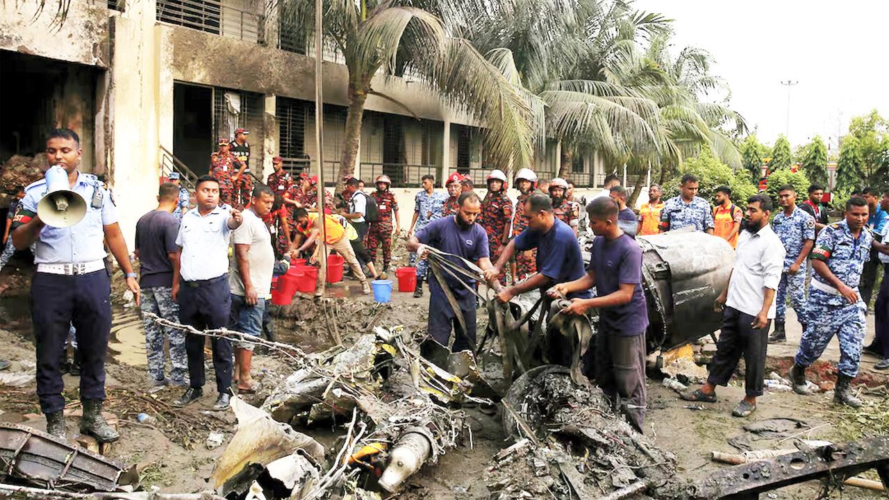 যুদ্ধবিমান বিধ্বস্তের ঘটনায় নিহত বেড়ে ৩২, অনেকের অবস্থা আশঙ্কাজনক