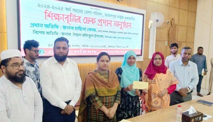 জামালপুরে ৪৮ জন শিক্ষার্থী পেলেন এককালীন শিক্ষাবৃত্তির চেক