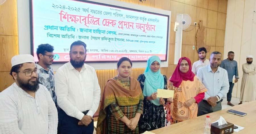 জামালপুরে ৪৮ জন শিক্ষার্থী পেলেন এককালীন শিক্ষাবৃত্তির চেক