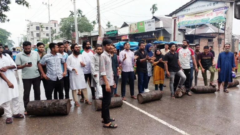 গোপালগঞ্জে এনসিপির উপর হামলার প্রতিবাদে শেরপুরে রাস্তা ব্লকেড