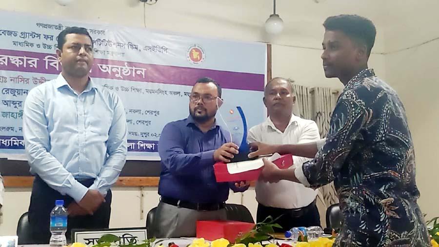 নকলায় পারফরমেন্স বেজড গ্র্যান্টস ফর সেকেন্ডারি ইন্সটিটিশন স্কিম’র পুরস্কার বিতরণ