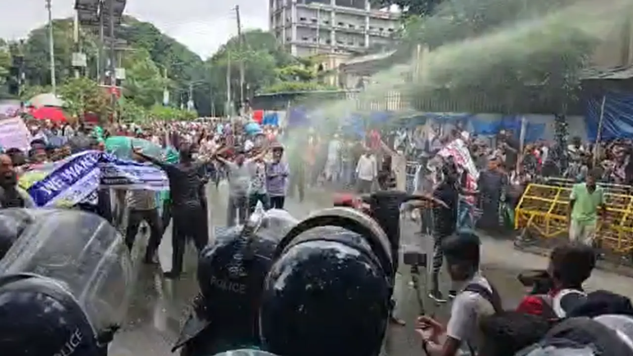 কাকরাইলে চাকরিচ্যুত বিডিআর সদস্যদের ওপর পুলিশের জলকামান ও সাউন্ড গ্রেনেড নিক্ষেপ