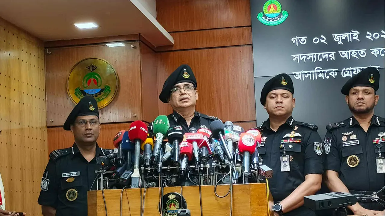 ছেলের পরকীয়া ঠেকাতে মা ফোন করে বলেন, ‘বিমানে বোমা’ : ডিজি র‍্যাব