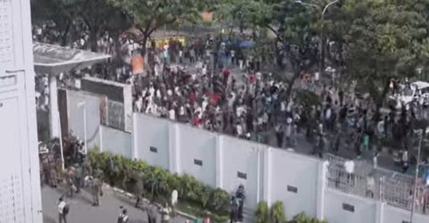গেট ভেঙে সচিবালয়ের ভেতরে শিক্ষার্থীরা, আইনশৃঙ্খলা বাহিনীর লাঠিচার্জ