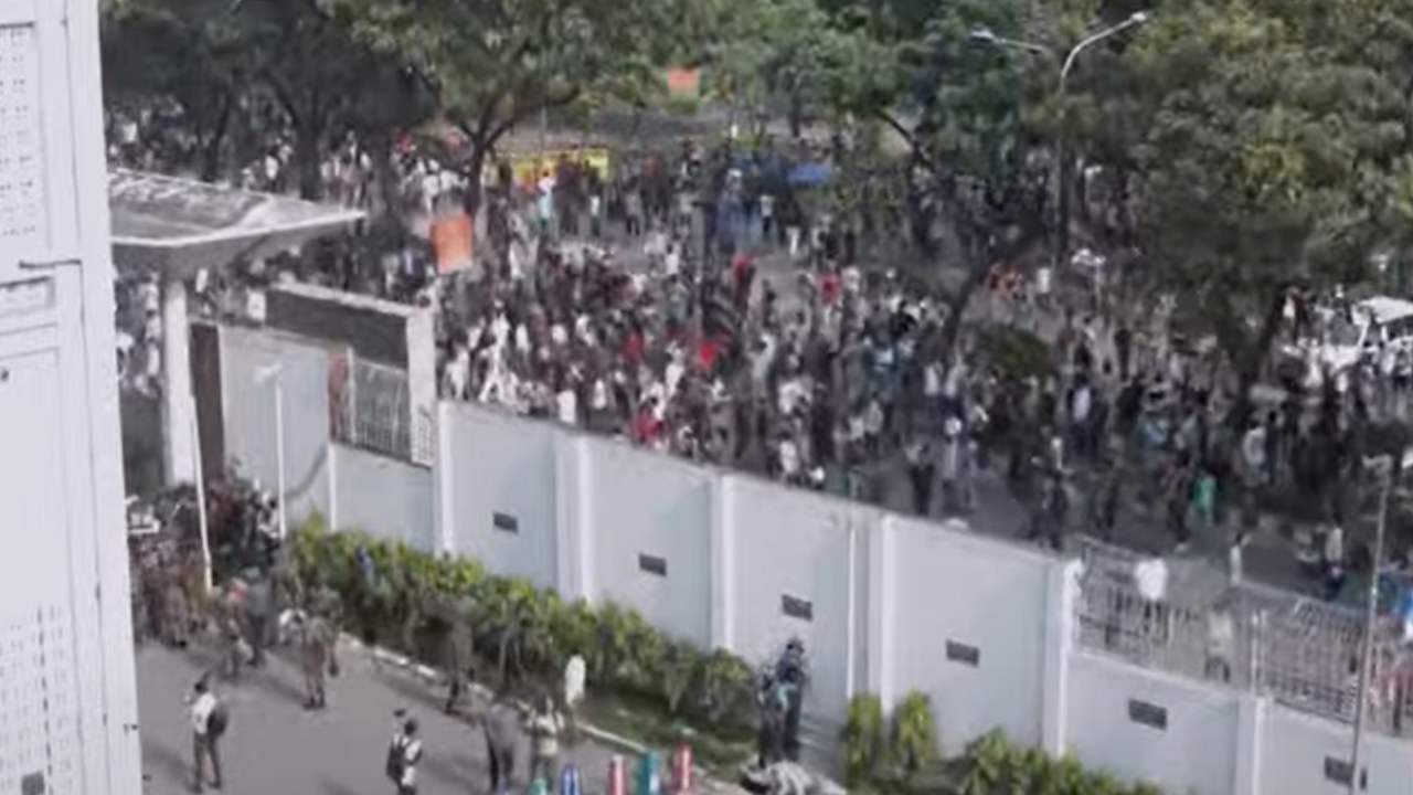 গেট ভেঙে সচিবালয়ের ভেতরে শিক্ষার্থীরা, আইনশৃঙ্খলা বাহিনীর লাঠিচার্জ
