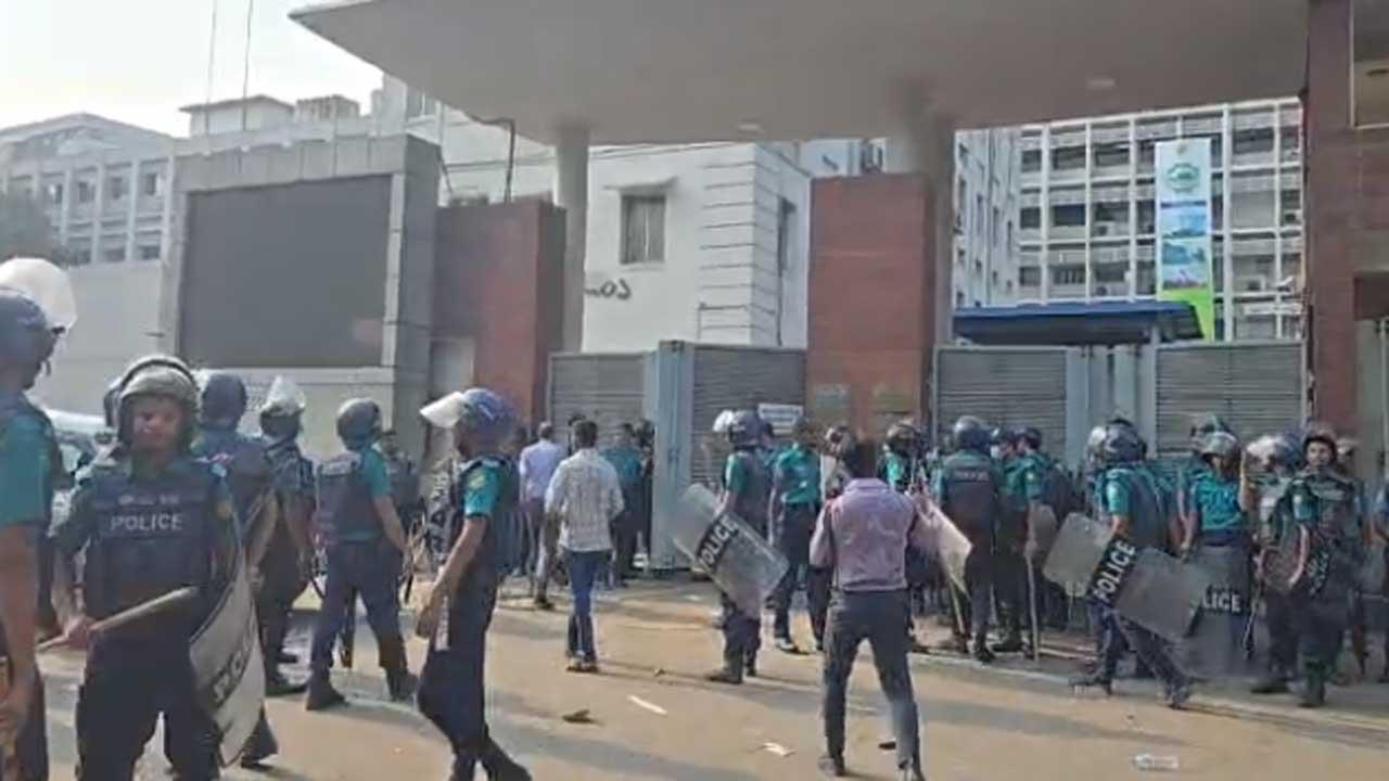 শিক্ষার্থীদের সচিবালয় থেকে সরিয়ে দিয়েছে আইনশৃঙ্খলা বাহিনী