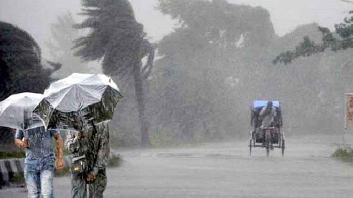 দেশের ৩ বিভাগে ভারি বৃষ্টির আভাস, পাহাড় ধসের শঙ্কা