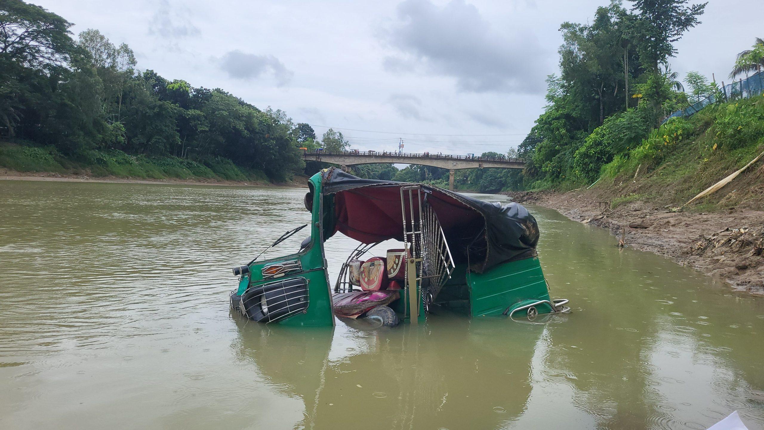 নালিতাবাড়ীতে নদী থেকে সিএনজি উদ্ধার করেছে পুলিশ